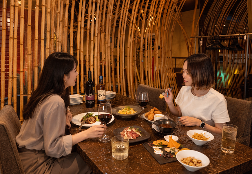 ドワで女子会や友人との飲み会を楽しむシーン